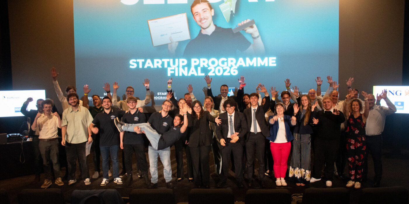 Tous les participants à la finale du Startup programme de JEL, réunis sur la scène du Kinépolis.