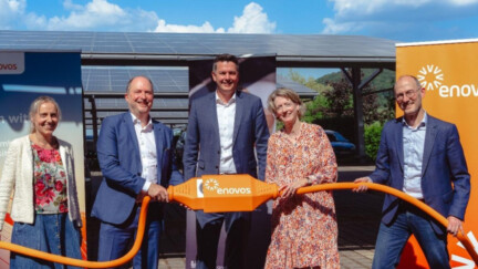 5 personnes tiennent un tuyau électrique
