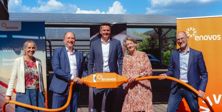 5 personnes tiennent un tuyau électrique