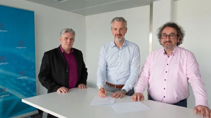 3 hommes debout derrière un bureau