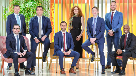 PwC Luxembourg appoints eight new partners to better serve clients in a transforming business landscape Plusieurs personnes assises et debout pour une photo de famille