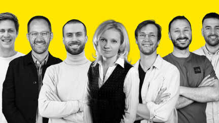 1 femme entre 3 hommes d'un côté et 3 de l'autre