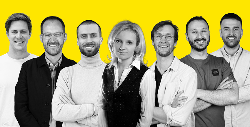 1 femme entre 3 hommes d'un côté et 3 de l'autre