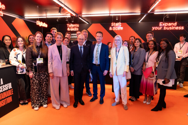 Luc Frieden, Premier ministre du Grand-Duché de Luxembourg aux côtés de Carlo Thelen, directeur général de la Chambre de Commerce ; Cindy Tereba, CTO et directrice Affaires internationales (à dr.) et Stéphanie Damgé, directrice Entrepreneurship (à g.) et les équipes de la Chambre de Commerce sur le stand de la Chambre de Commerce (crédit: E. Claude, Focalize).
