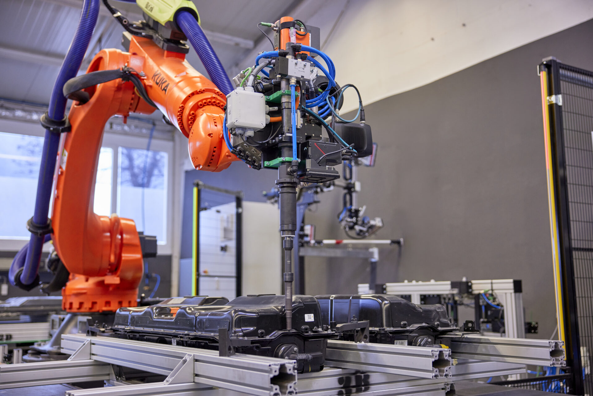 R3Robotics équipe des recycleurs parmi les plus grands au monde, notamment pour le traitement des batteries de véhicules électriques.
Après avoir retiré les fixations du boitier, le robot soulève le couvercle puis localise et extrait les modules de batterie individuels et les transfère vers la station suivante pour le diagnostic, le tri ou un démontage plus poussé. (crédit : R3Robotics)