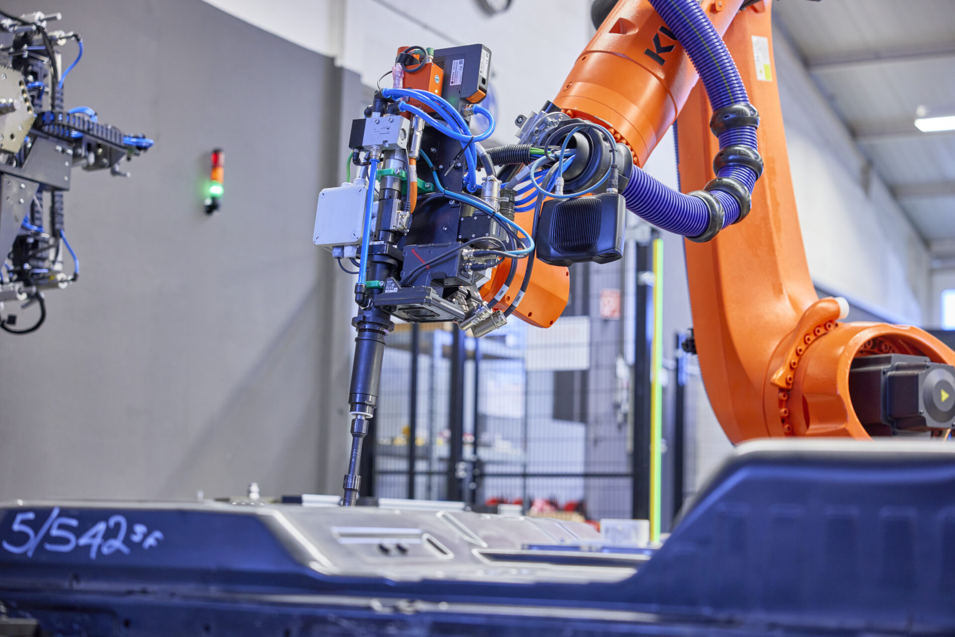R3Robotics équipe des recycleurs parmi les plus grands au monde, notamment pour le traitement des batteries de véhicules électriques.
Après avoir retiré les fixations du boitier, le robot soulève le couvercle puis localise et extrait les modules de batterie individuels et les transfère vers la station suivante pour le diagnostic, le tri ou un démontage plus poussé. (crédit : R3Robotics)