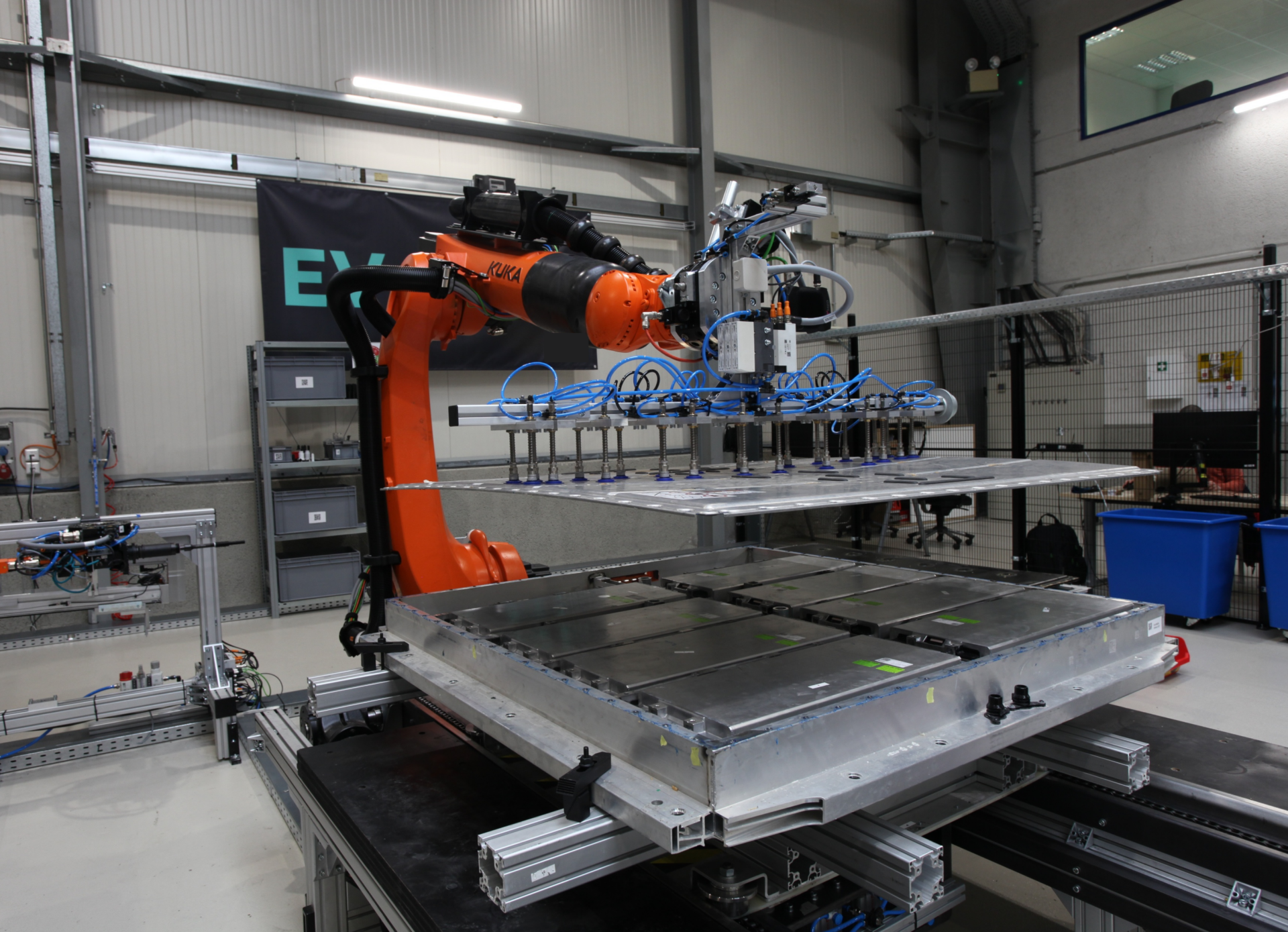 R3Robotics équipe des recycleurs parmi les plus grands au monde, notamment pour le traitement des batteries de véhicules électriques.
Après avoir retiré les fixations du boitier, le robot soulève le couvercle puis localise et extrait les modules de batterie individuels et les transfère vers la station suivante pour le diagnostic, le tri ou un démontage plus poussé. (crédit : R3Robotics)
