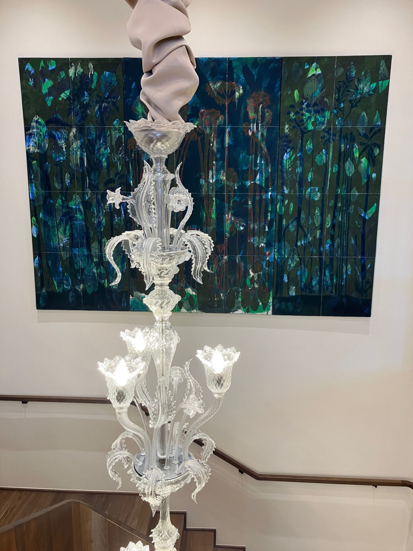 Le lustre monumental qui orne l'escalier d'honneur, ainsi que ceux des différents salons, ont été nettoyés et restaurés par un artisan spécialisé , situé à Liège. (crédit : Catherine Moisy)
