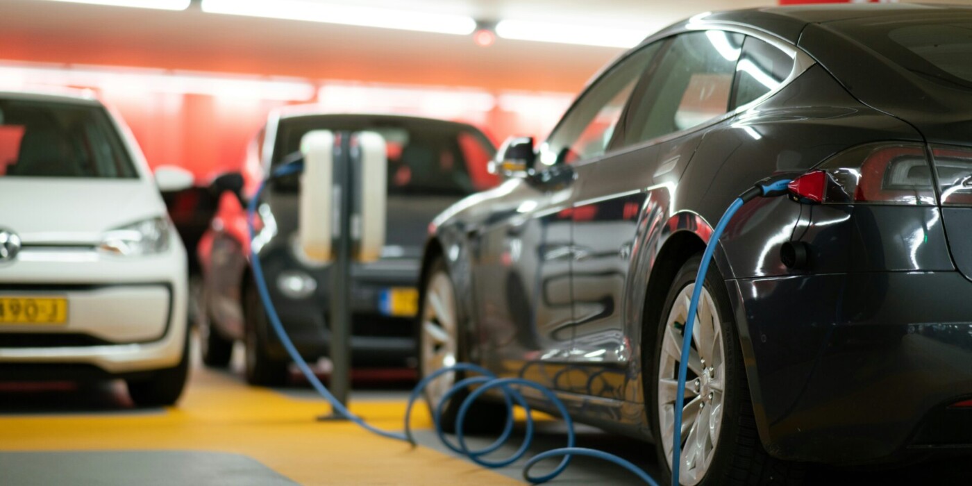 voitures électriques dans un parking