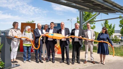 Plusieurs personnes tiennent un câble géant.