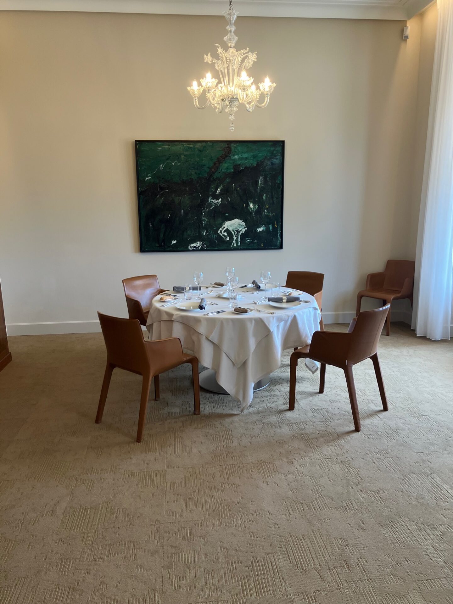 Les salons sont équipés du mobilier et des lustres récupéré dans la villa Paribas, précédent siège de la Banque Privée. (crédit : Catherine Moisy)