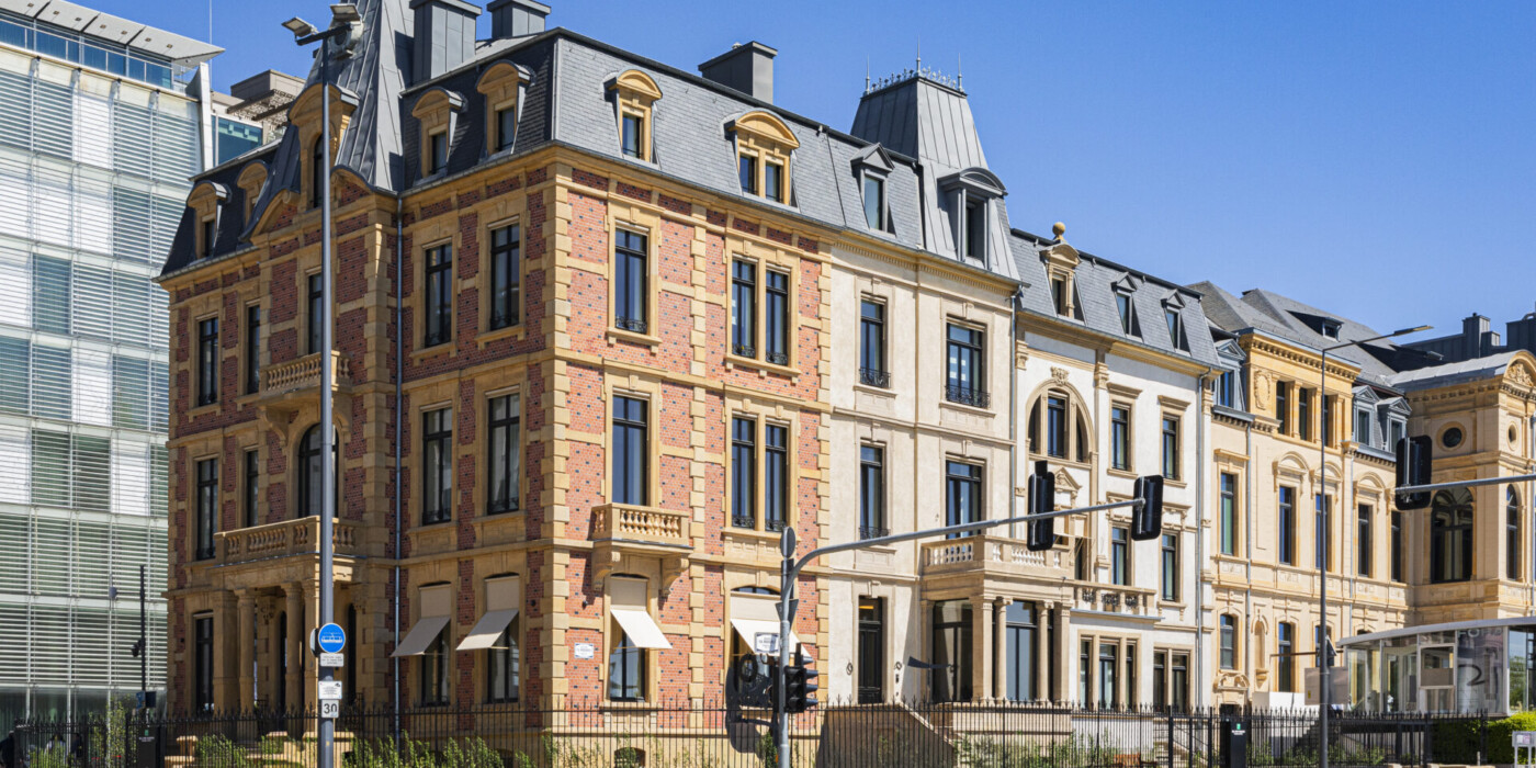 Façades de la maison Servais et des deux maisons mitoyennes