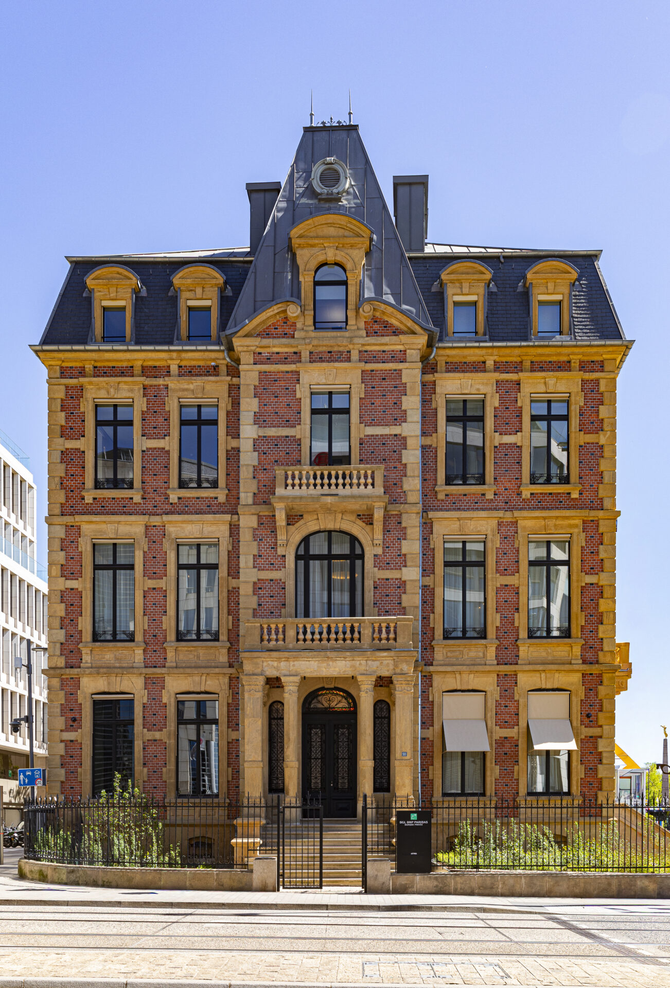 La façade de la maison Servais domine fièrement le carrefour formé par l'avenue F.D. Roosevelt, le boulevard Royal et la rue Notre-Dame. (crédit : BGL BNP Paribas)