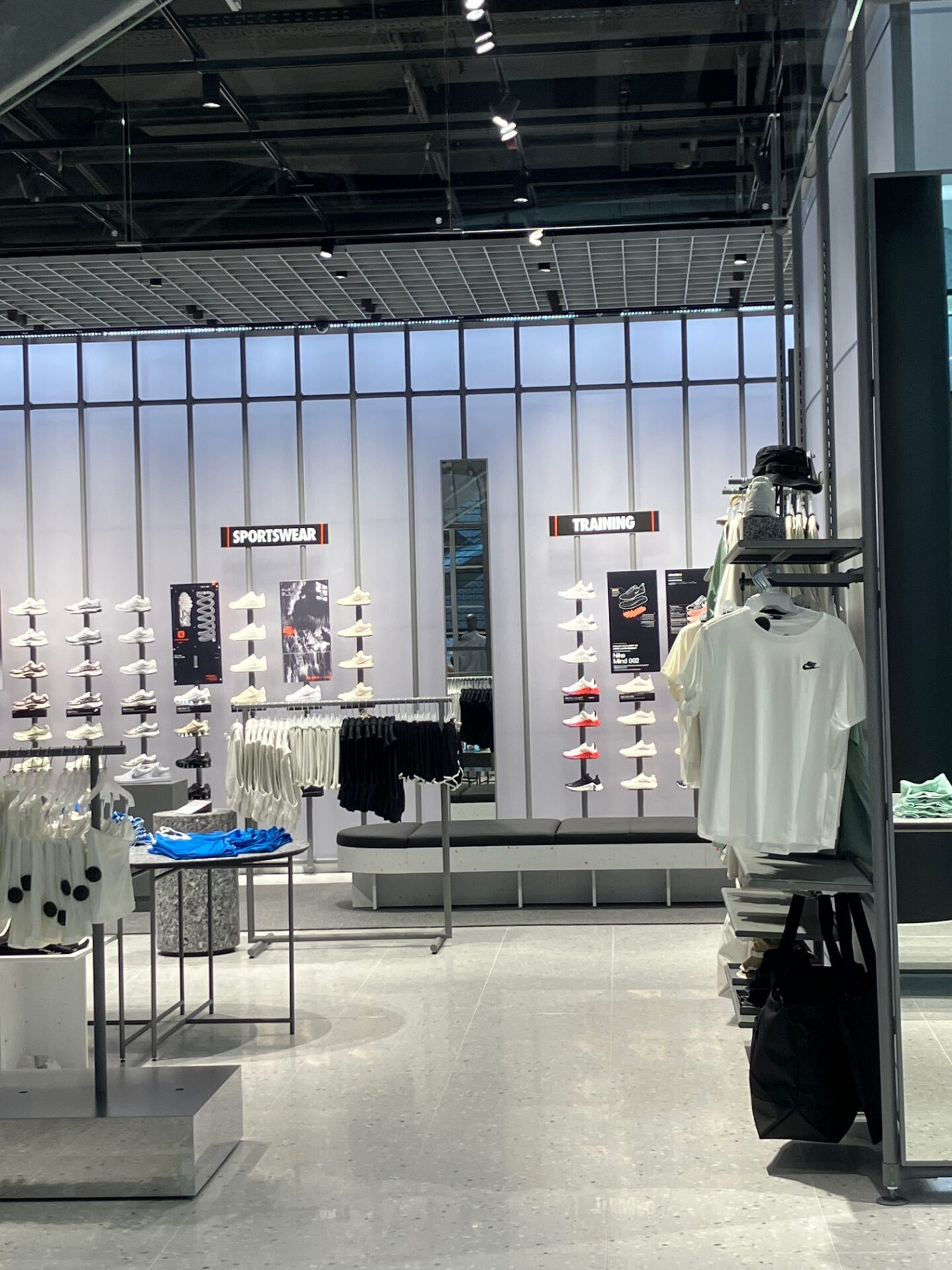 La boutique propose des vêtements et chaussures Nike pour femmes, enfants et hommes ainsi qu’une sélection de la marque Jordan. (crédit : Catherine Moisy)