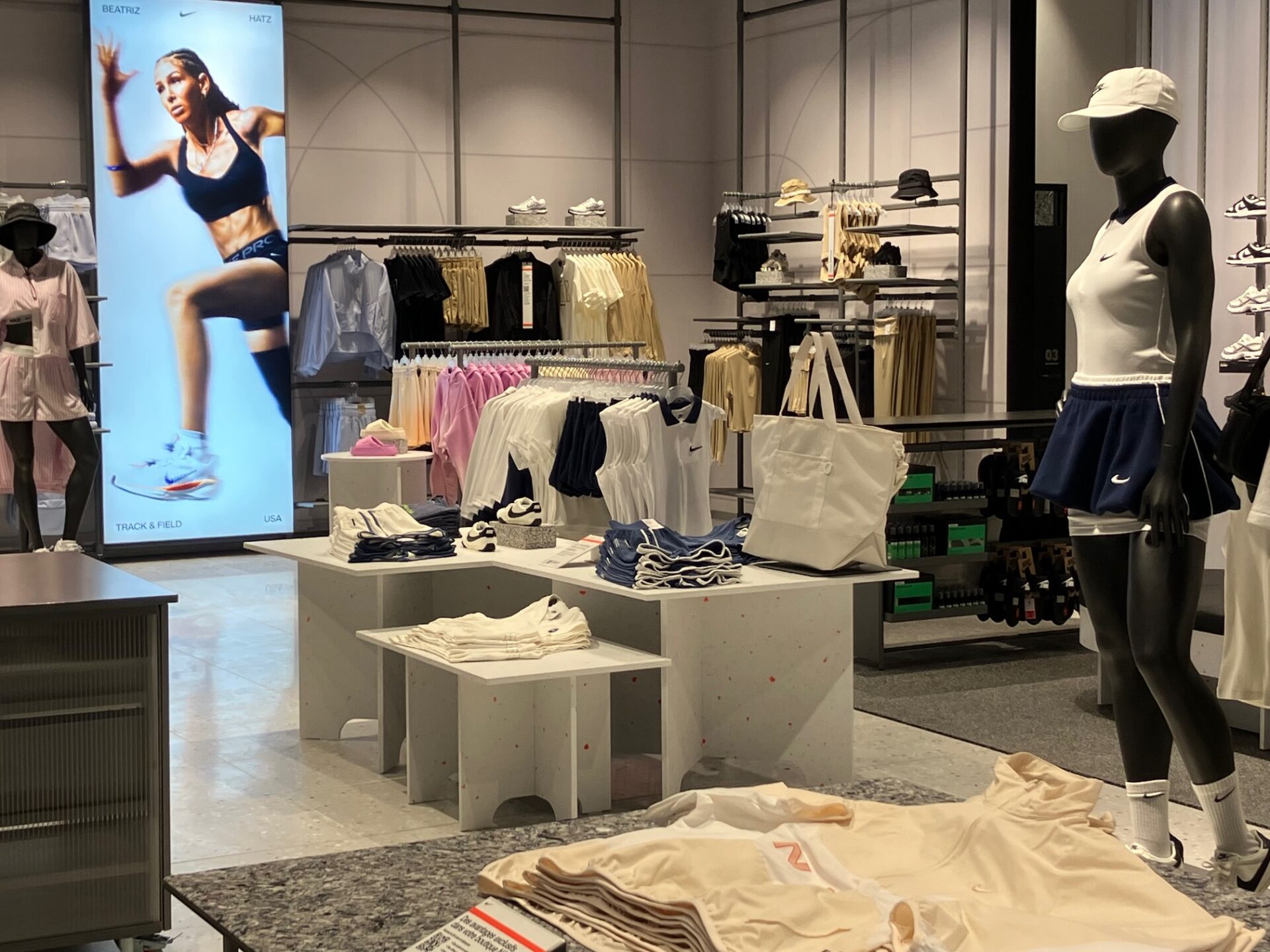La boutique propose des vêtements et chaussures Nike pour femmes, enfants et hommes ainsi qu’une sélection de la marque Jordan. (crédit : Catherine Moisy)