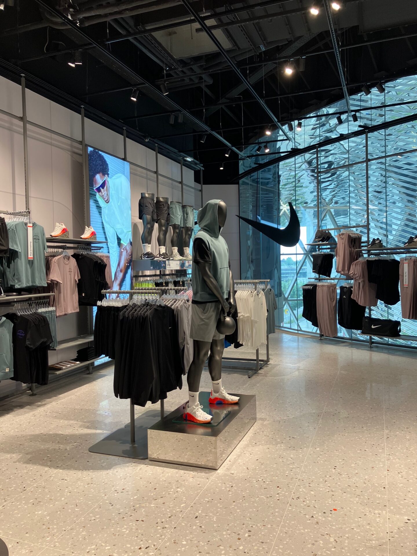 La boutique propose des vêtements et chaussures Nike pour femmes, enfants et hommes ainsi qu’une sélection de la marque Jordan. (crédit : Catherine Moisy)
