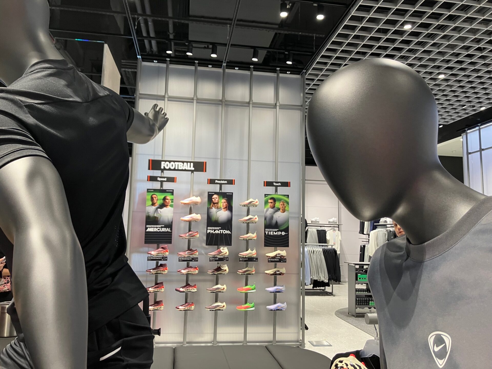 La boutique propose des vêtements et chaussures Nike pour femmes, enfants et hommes ainsi qu’une sélection de la marque Jordan. (crédit : Catherine Moisy)