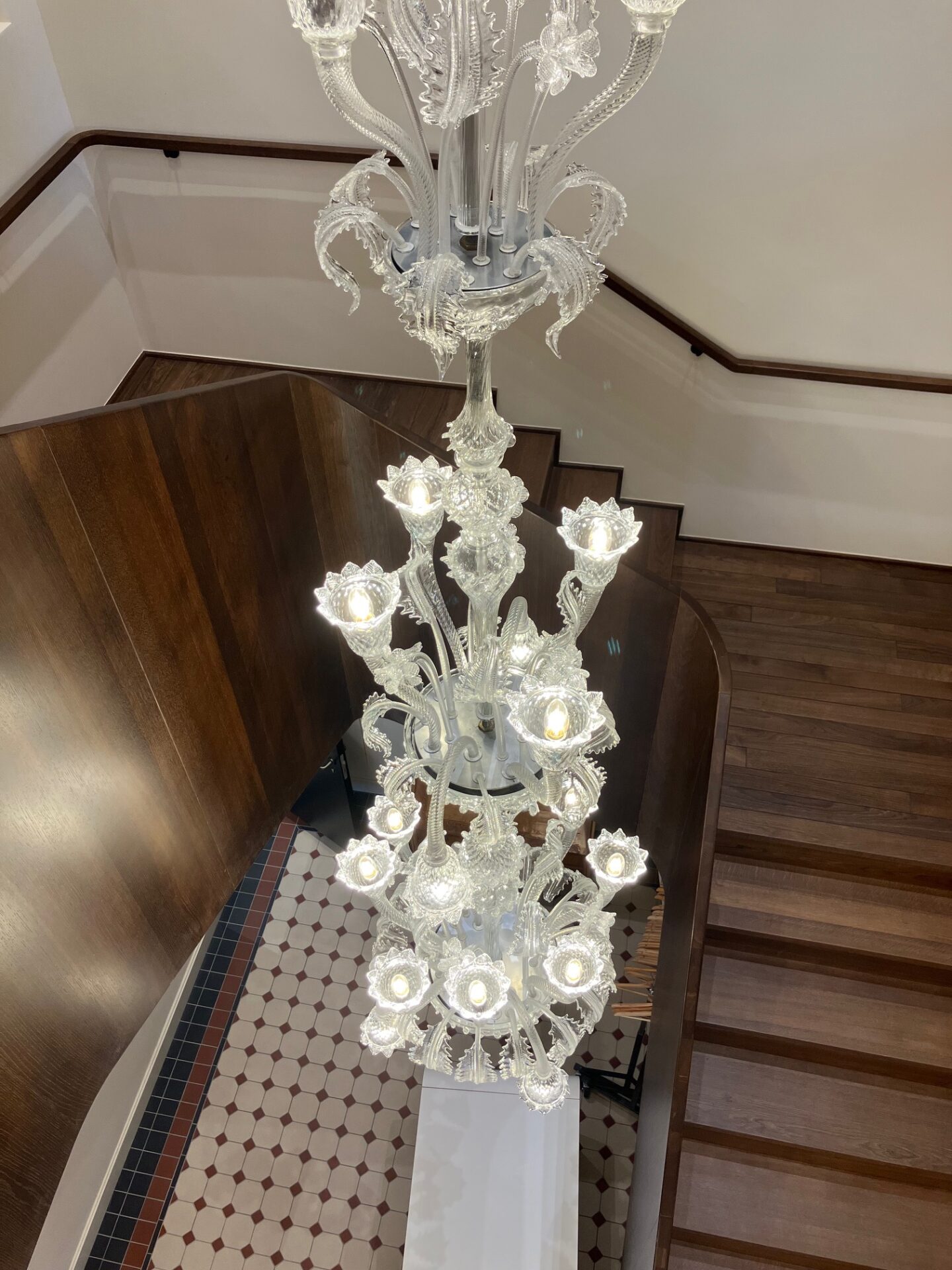 Le lustre monumental qui orne l'escalier d'honneur, ainsi que ceux des différents salons, ont été nettoyés et restaurés par un artisan spécialisé , situé à Liège. (crédit : Catherine Moisy)