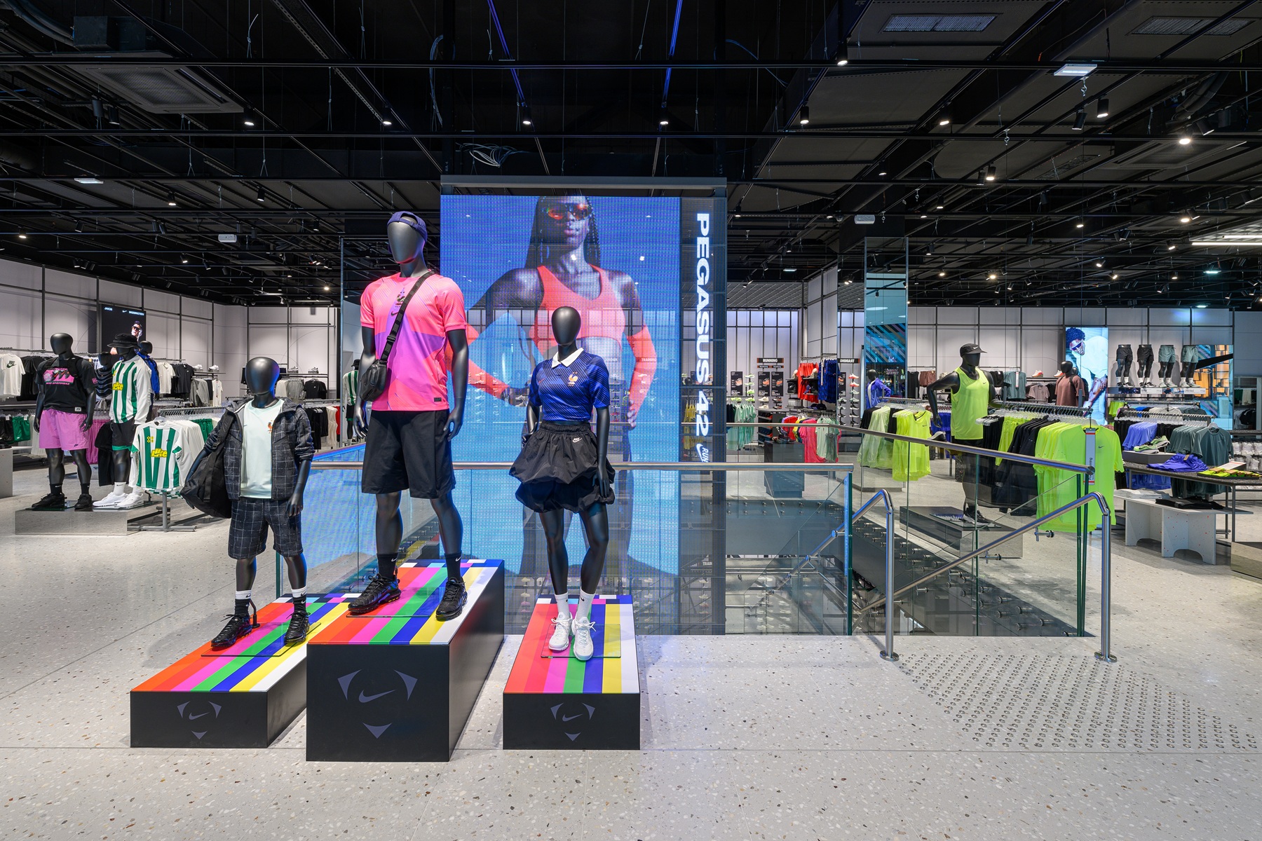 Le magasin Nike occupe 1.360 m² répartis sur deux étages (Crédit : Martin FLOUSEK / NIKE).