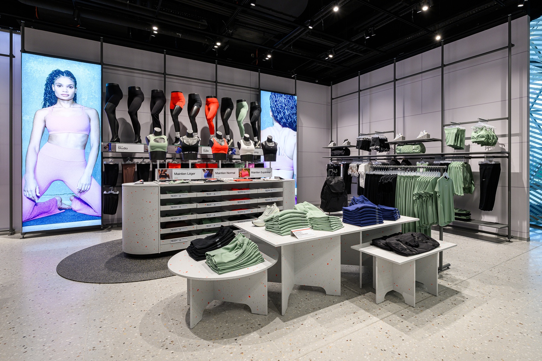Le magasin Nike occupe 1.360 m² répartis sur deux étages (Crédit : Martin FLOUSEK / NIKE).