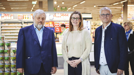 Jean Rodesch, Président de la Banque Alimentaire Luxembourg ; Véronique Schmitt, Directrice Marketing, Communication et RSE de Cactus ; Manu Roche, Administrateur et Directeur du Développement Commercial de la Banque Alimentaire Luxembourg, et membre du Lions Club Luxembourg International. 2 hommes et 1 femme