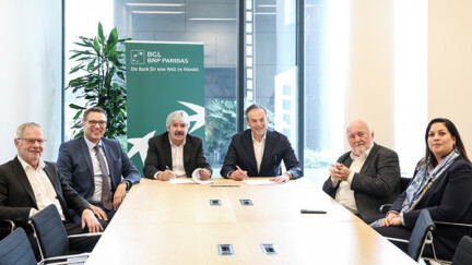 De g. à d. : Erny Decker, Membre du Conseil d’administration de la Fédération Luxembourgeoise de Football
Markus Stegmann, Directeur de la Banque de Détail Luxembourg, BGL BNP Paribas
Paul Philipp, Président de la Fédération Luxembourgeoise de Football
Nicolas Otton, Président du Comité exécutif de BGL BNP Paribas et Responsable du Groupe BNP Paribas au Luxembourg
Nicolas Schockmel, Membre du Conseil d’administration de la Fédération Luxembourgeoise de Football
Cyrielle Piezanowski, Directrice Marketing et Communication, BGL BNP Paribas © Sophie Margue 6 personnes assises autour d'une table