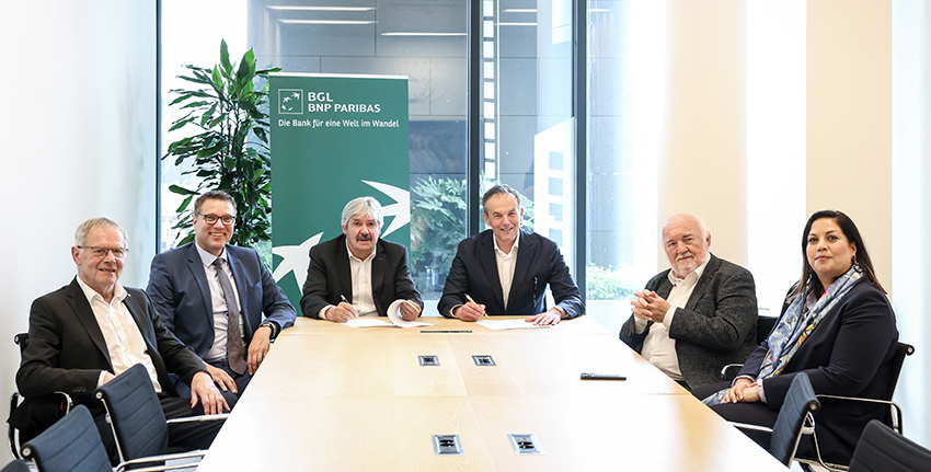 6 personnes assises autour d'une table