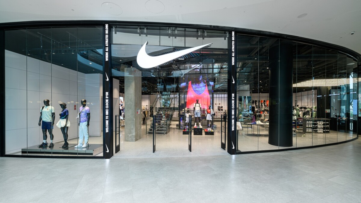 Nike store : une virgule sous cloche Nike store : une virgule sous cloche