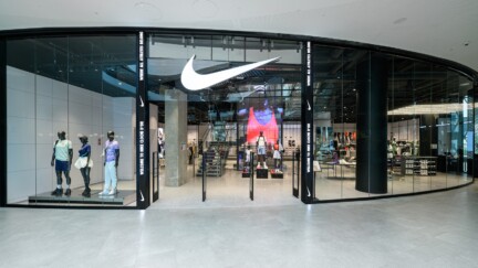 Le magasin Nike occupe 1.360 m² répartis sur deux étages (Crédit : Martin FLOUSEK / NIKE). Nike store : une virgule sous cloche