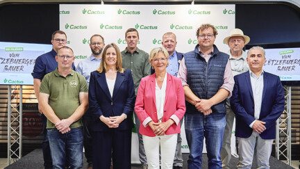 De gauche à droite:
1er rang : Josy Thill (Bio Green Beef), Véronique Schmitt (directrice Marketing, Communication et RSE, Cactus), Madame la Ministre Martine Hansen (ministre de l'Agriculture, de l'Alimentation et de la Viticulture), Tom Jungblutt (Poulet vum Lëtzebuerger Bauer) et Cédric Gonnet (directeur des Opérations, Cactus). 2ème rang : Franz Krumlovsky (Schofsfleesch vum Lëtzebuerger Bauer), Pol Reuter (Rëndfleesch vum Lëtzebuerger Bauer), Michel Steichen (Bio Porc vum Lëtzebuerger Bauer), Jean-Claude Muller (Eist Uebst a Geméis) et Jean Kircher (Zesumme fir eis Bio Baueren). Cactus rassemble 30 ans de filières locales sous une bannière unique : Vum Lëtzebuerger Bauer