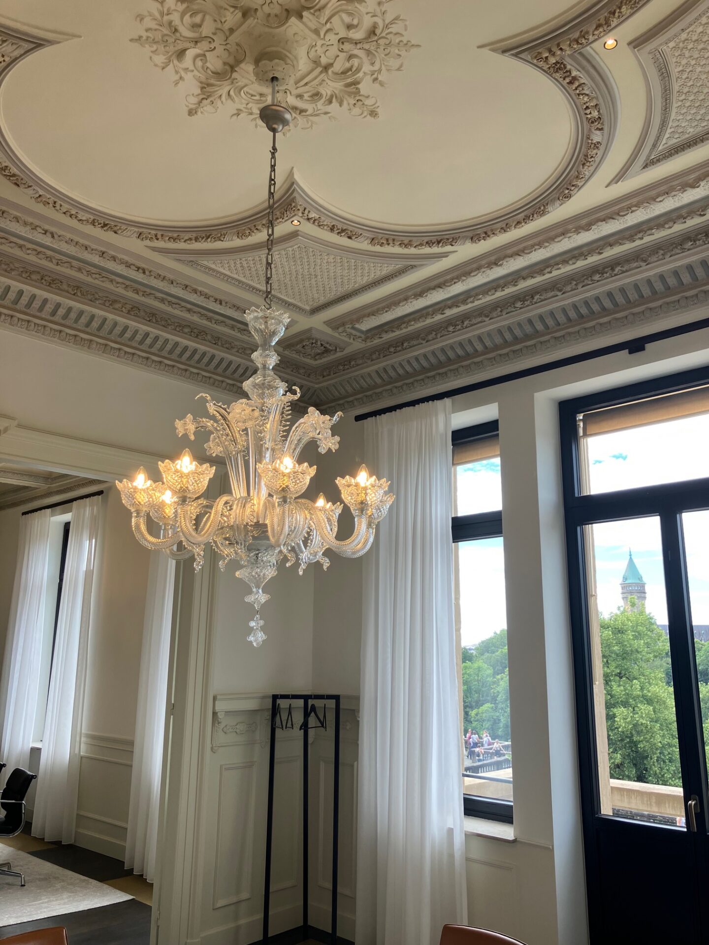 Les salons sont équipés du mobilier et des lustres récupéré dans la villa Paribas, précédent siège de la Banque Privée. (crédit : Catherine Moisy)