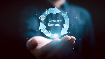 Businessman holding circle arrow with environmental icon for circular economy to sustainable development growth business earning profit and environment reservation concept. Contribuez à l’élaboration de la future norme certifiable ISO 59001 sur le système de management de l’économie circulaire