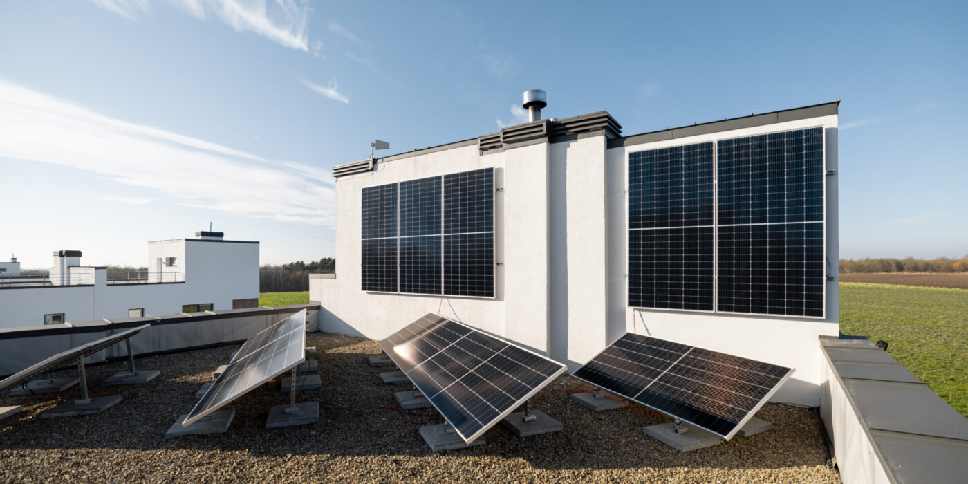 Panneaux solaires sur le toit d'un immeuble