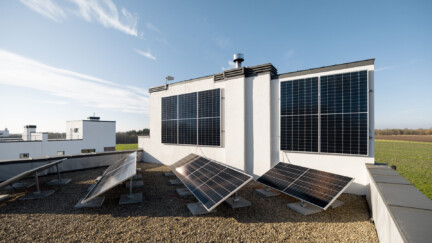 Voltizy Community crée une coopérative de partage vertueux d'électricité solaire. (crédit : Envato) Panneaux solaires sur le toit d'un immeuble