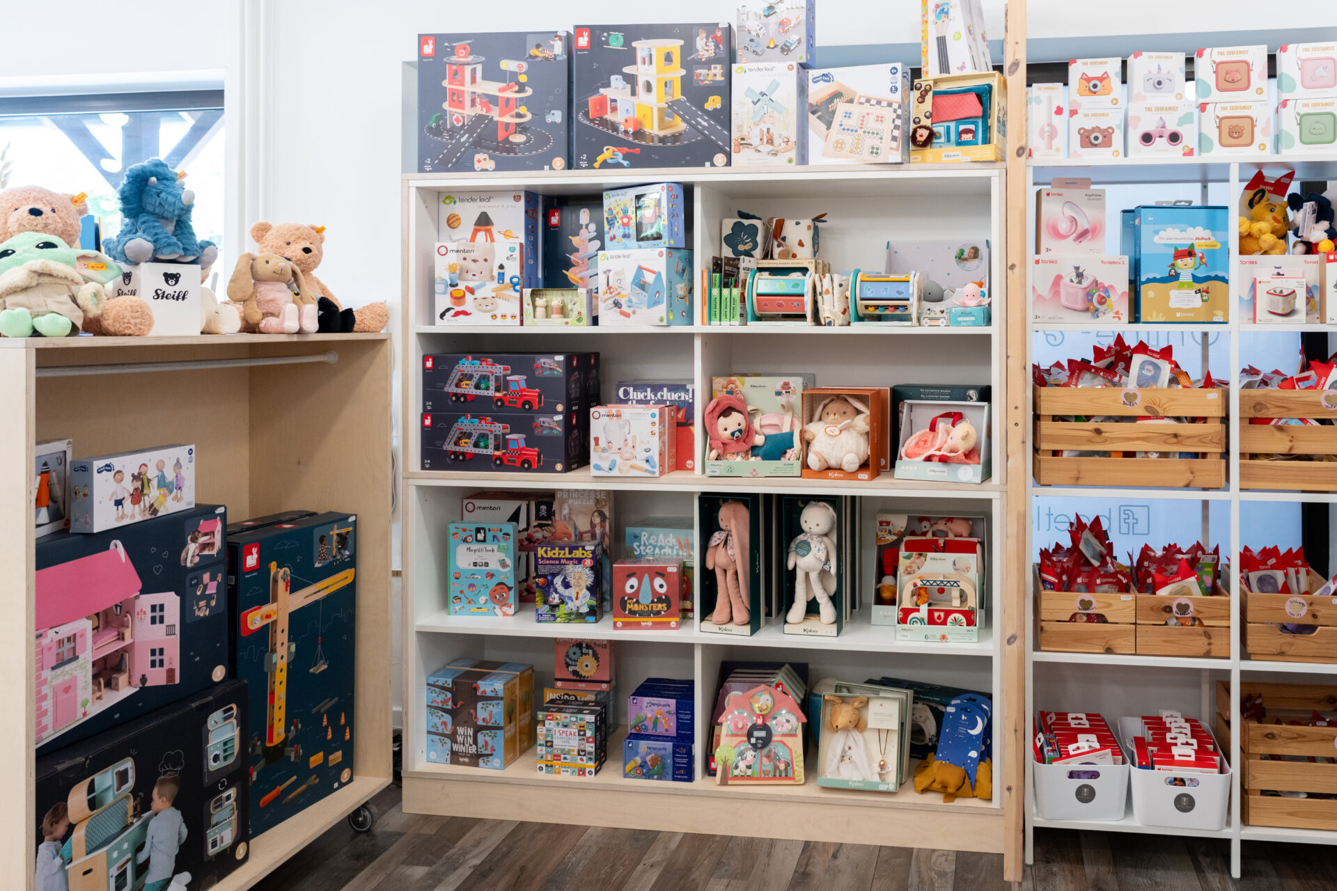 Le magasin Beetles and Bugs propose un assortiment complet, allant des vêtements pour bébés, enfants et adolescents à un rayon de papeterie colorée, en passant par des jouets aux matières douces et naturelles. (crédit : Emmanuel Claude / Focalize)