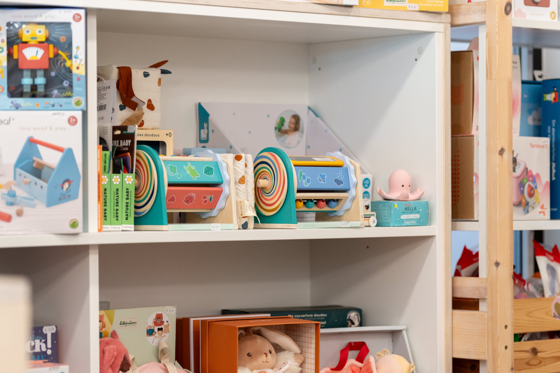 Le magasin Beetles and Bugs propose un assortiment complet, allant des vêtements pour bébés, enfants et adolescents à un rayon de papeterie colorée, en passant par des jouets aux matières douces et naturelles. (crédit : Emmanuel Claude / Focalize)
