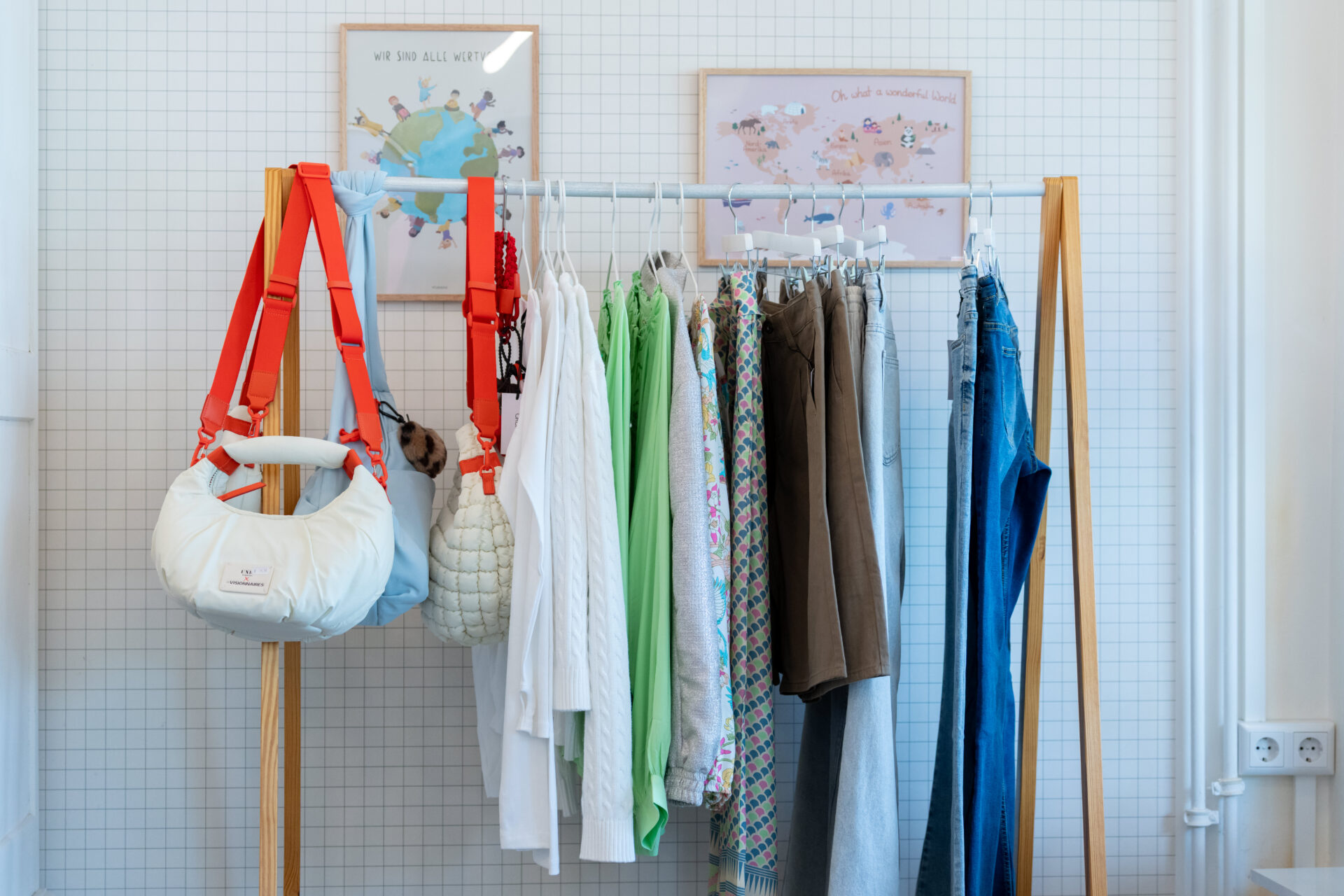 Le magasin Beetles and Bugs propose un assortiment complet, allant des vêtements pour bébés, enfants et adolescents à un rayon de papeterie colorée, en passant par des jouets aux matières douces et naturelles. (crédit : Emmanuel Claude / Focalize)
