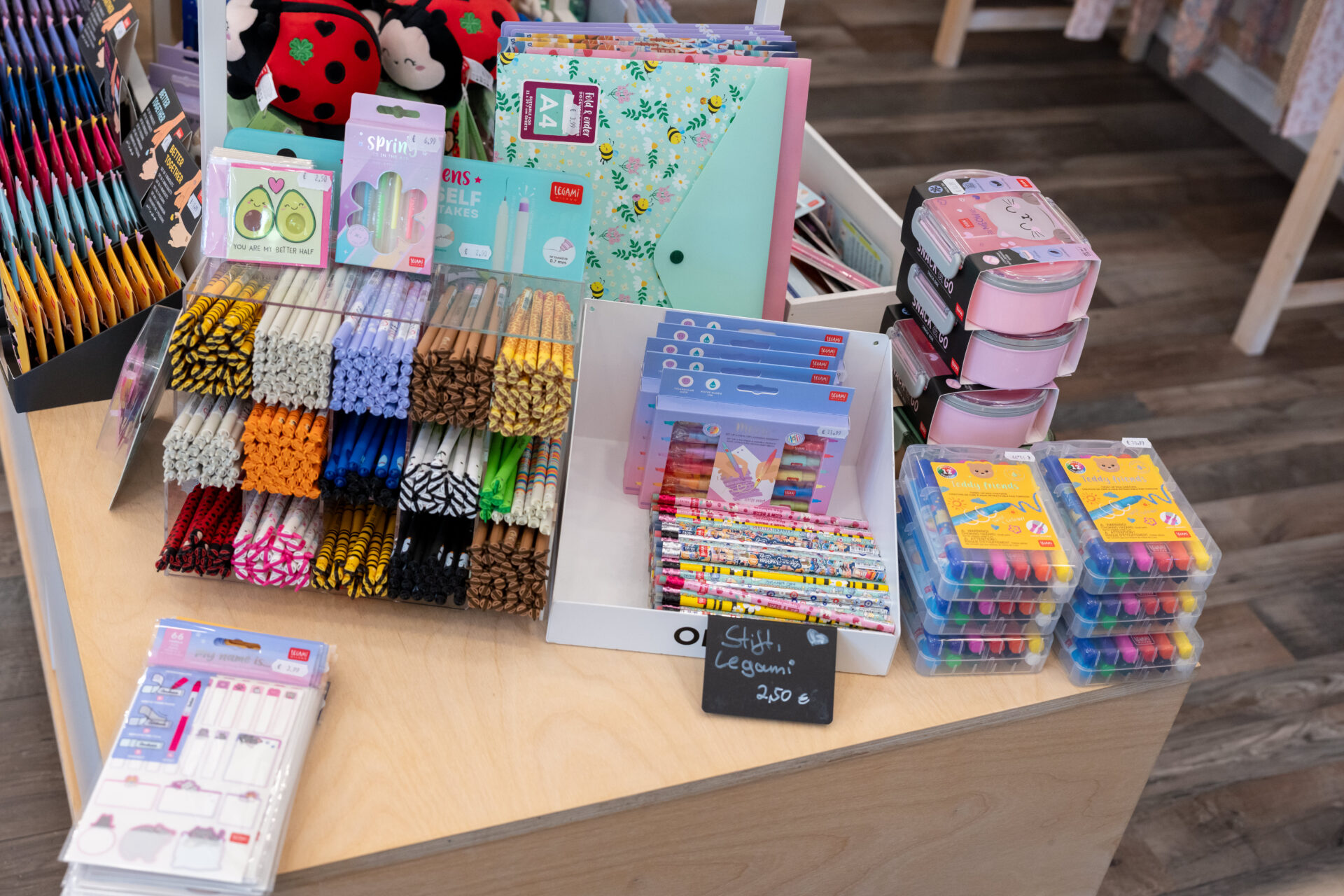 Le magasin Beetles and Bugs propose un assortiment complet, allant des vêtements pour bébés, enfants et adolescents à un rayon de papeterie colorée, en passant par des jouets aux matières douces et naturelles. (crédit : Emmanuel Claude / Focalize)