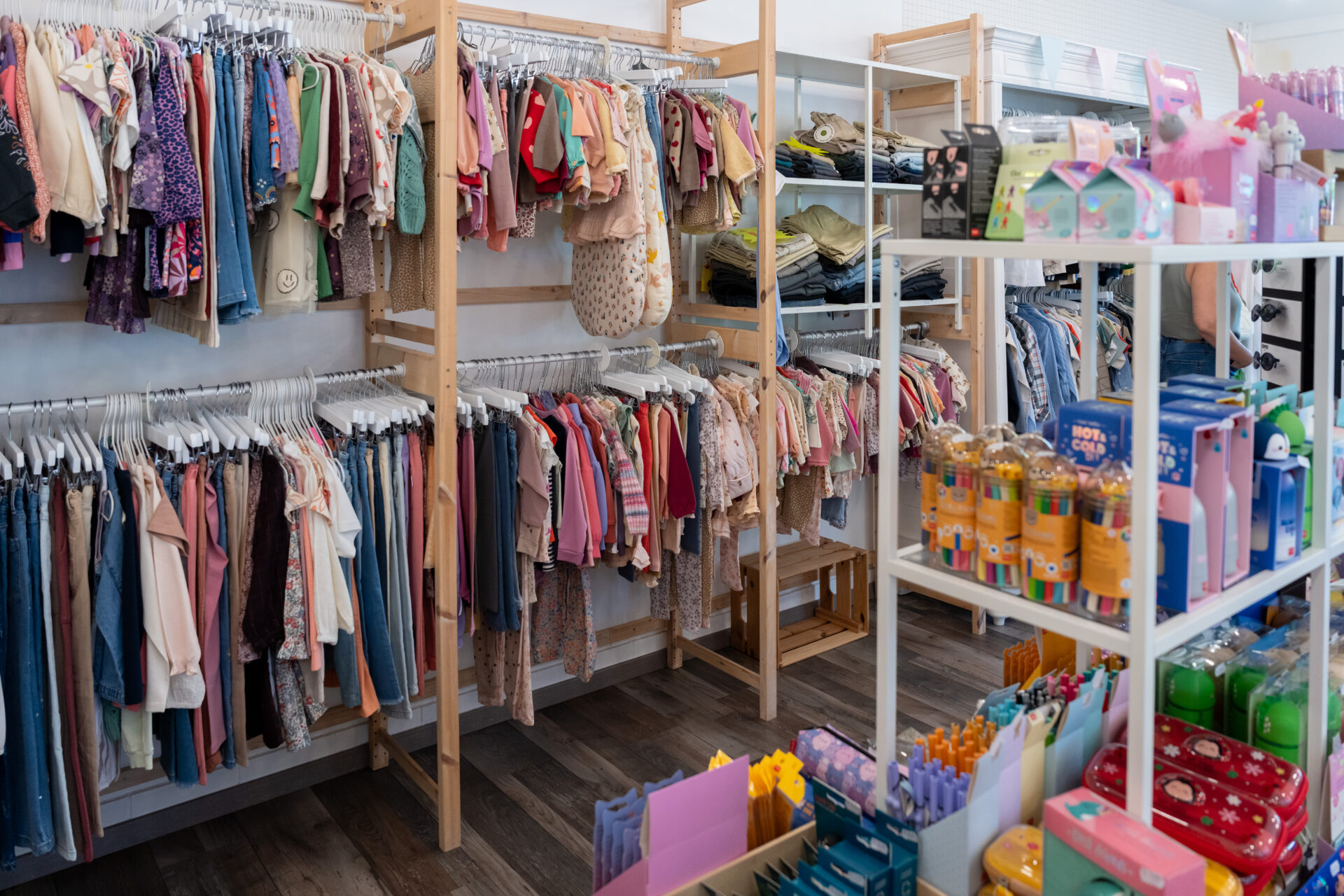 Le magasin Beetles and Bugs propose un assortiment complet, allant des vêtements pour bébés, enfants et adolescents à un rayon de papeterie colorée, en passant par des jouets aux matières douces et naturelles. (crédit : Emmanuel Claude / Focalize)