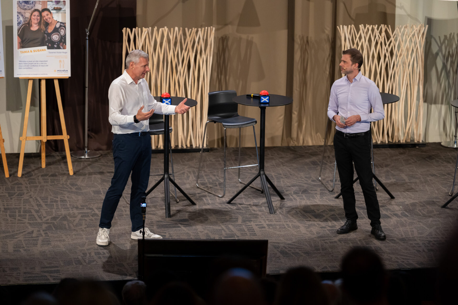 L'animateur Peter Pöhle et Sam Paulus, senior manager de microlux ont assuré la présentation des différentes séquences de la soirée.