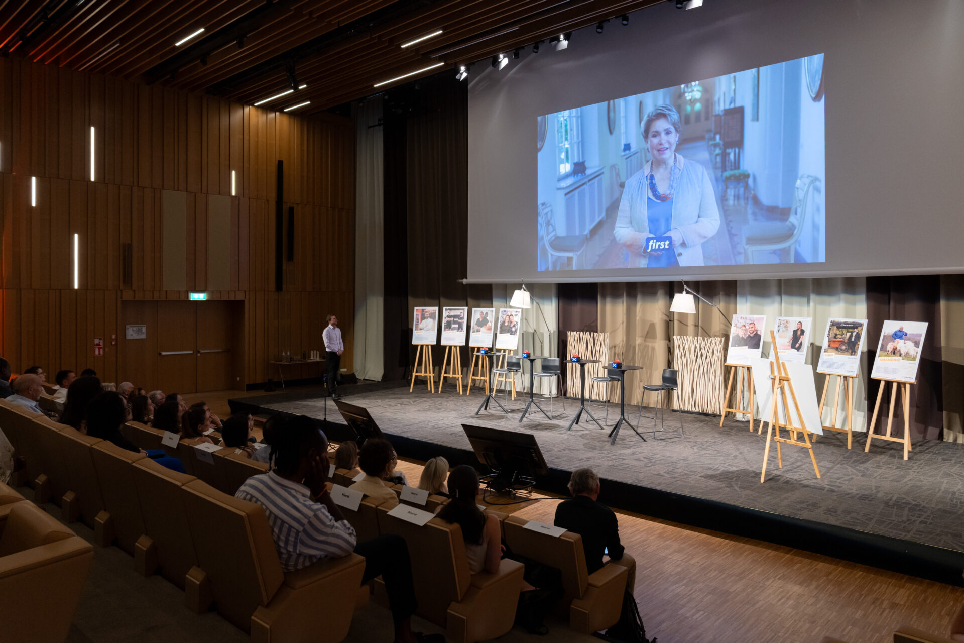 Un autre moment marquant fut le message vidéo adressé par S.A.R. la Grande-Duchesse Maria Teresa : « Le microcrédit ne finance pas seulement une activité mais une dignité, une place dans la société, de l’inclusion, parfois plusieurs générations. microlux ouvre des portes et porte un autre regard, bienveillant, sur l’entrepreneuriat. Un micro-projet peut créer un macro-impact. » 