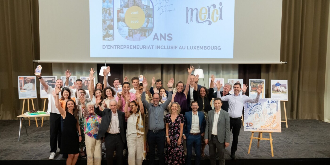 Personnel de microlux, partenaires, bénévoles et entrepreneurs soutenus, sur la scène de la cérémonie des 10 ans de microlux