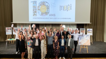 Personnel de microlux, partenaires, bénévoles et entrepreneurs soutenus, sur la scène de la cérémonie des 10 ans de microlux