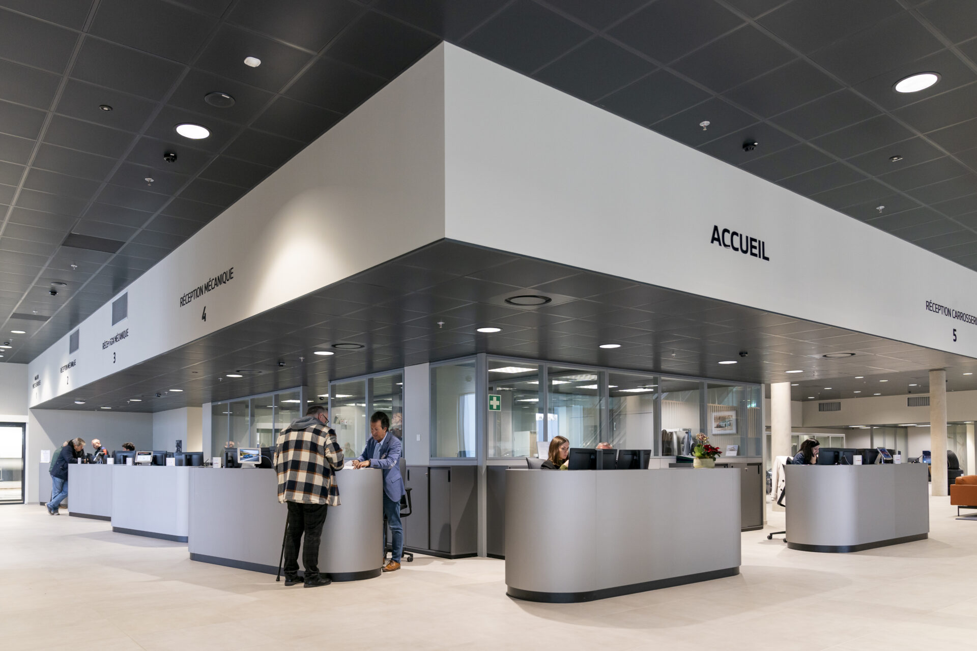 Pour mieux orienter les clients, l’accueil de la nouvelle concession Bilia-Emond se compose de différents comptoirs dédiés à chaque raison de visite (crédit: Emmanuel Claude/ Focalize)
