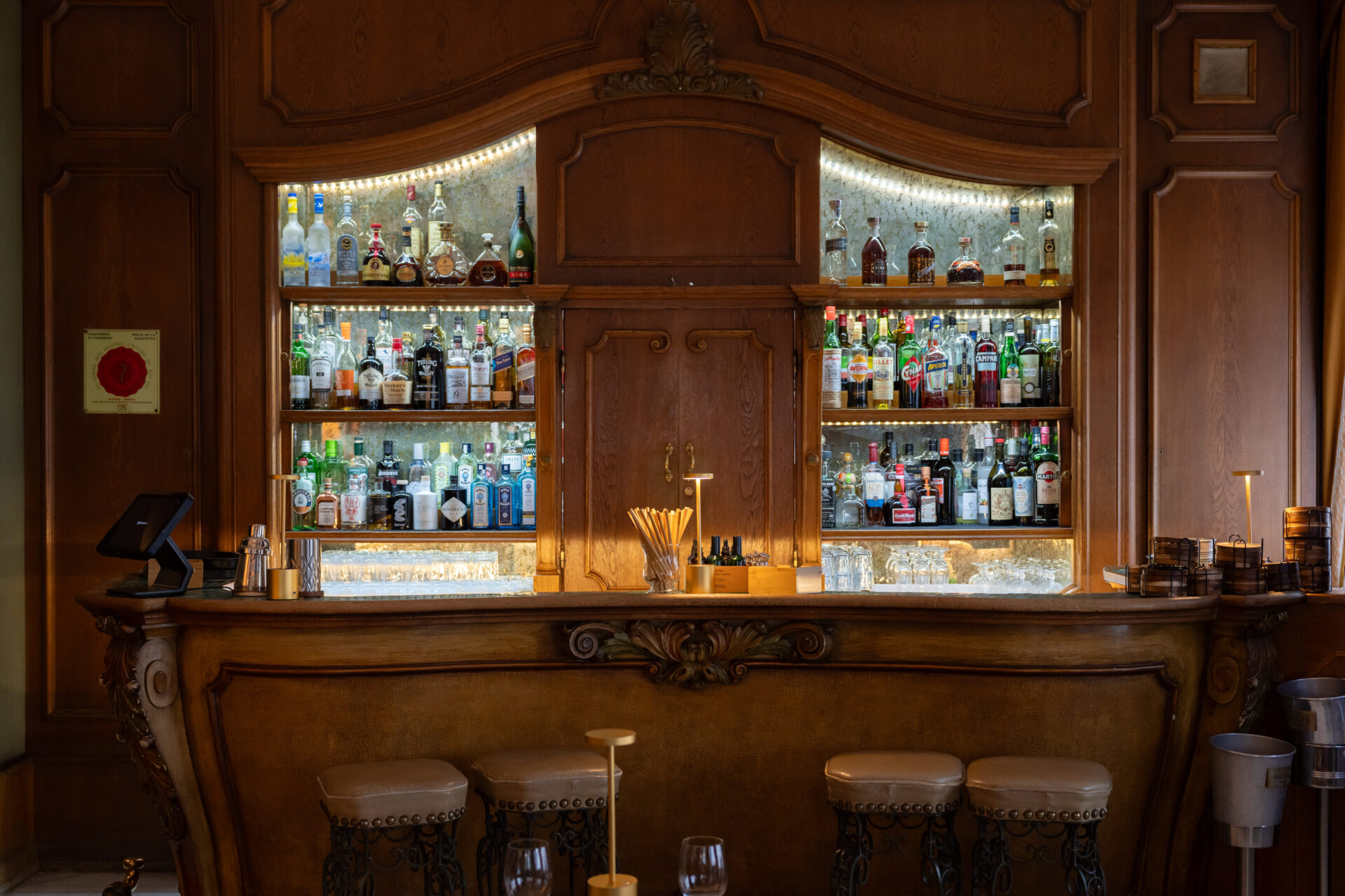 L'hôtel a su préserver son cachet inimitable, en témoigne ce bar d'époque (crédit : Emmanuel Claude/Focalize).
