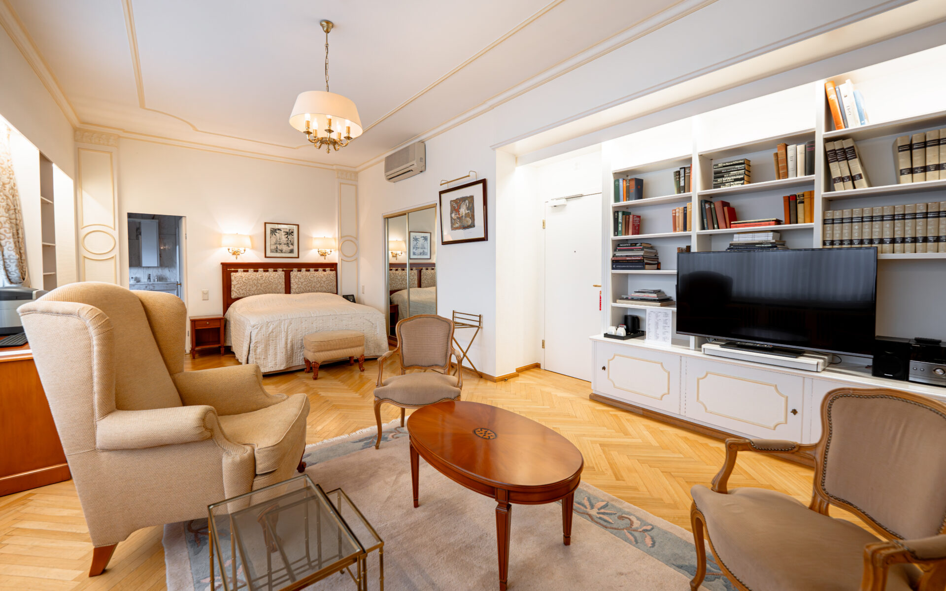 Les chambres de l'hôtel restent fidèle à l'esprit vintage de l'établissement (crédit : Grand Hotel Cravat).