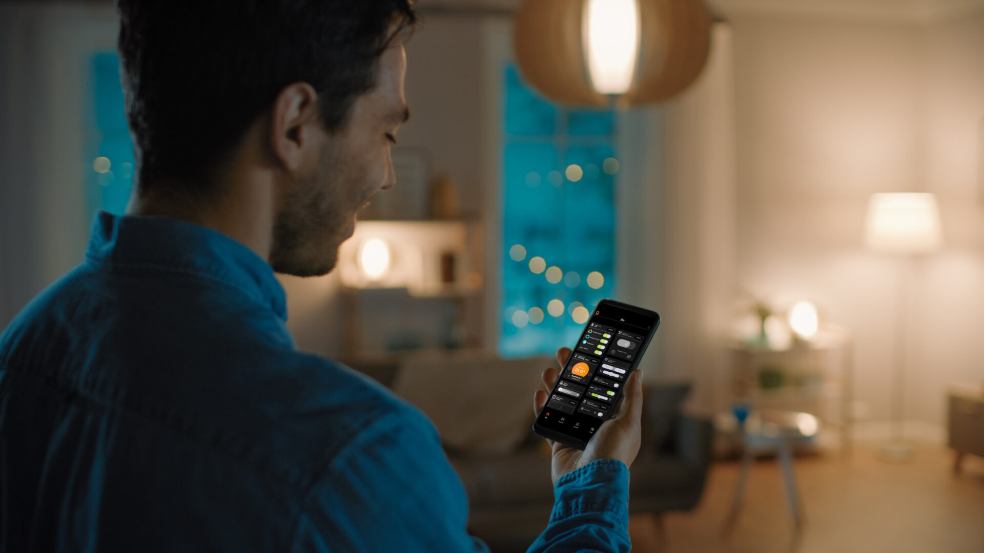 La commande du système de domotique peut se faire via un écran mural, ou en mode mobile depuis un smartphone  (crédit: DOVIT)