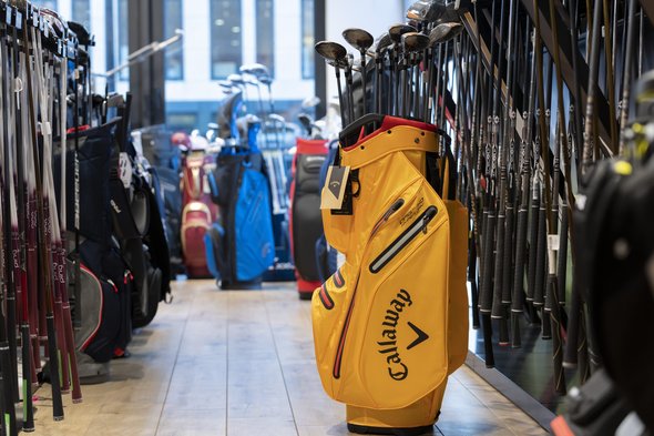 La gamme présentée chez Golf Planet est
la plus étendue que l’on puisse trouver au Luxembourg, de la simple petite balle blanche aux clubs les plus sophistiqués et techniques, en passant par les sacs, chaussures, vêtements…
Les fournisseurs sont pour la plupart issus des pays les plus connus pour le golf : États-Unis,
Grande-Bretagne et Japon (crédit: Emmanuel Claude/ Focalize)
