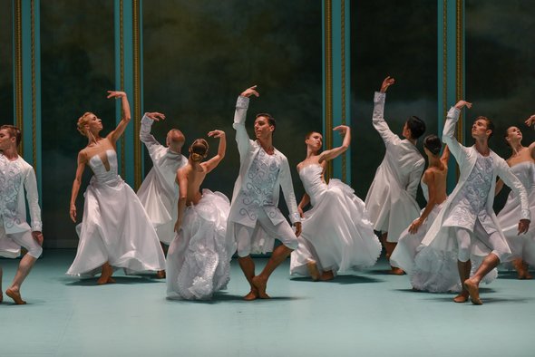 Thierry Malandain, directeur du Centre Chorégraphique National Malandain Ballet de Biarritz en France avait choisi un tapis de couleur spéciale turquoise pour son spectacle Marie-Antoinette, créé en 2019 (crédit: Olivier Houeix)