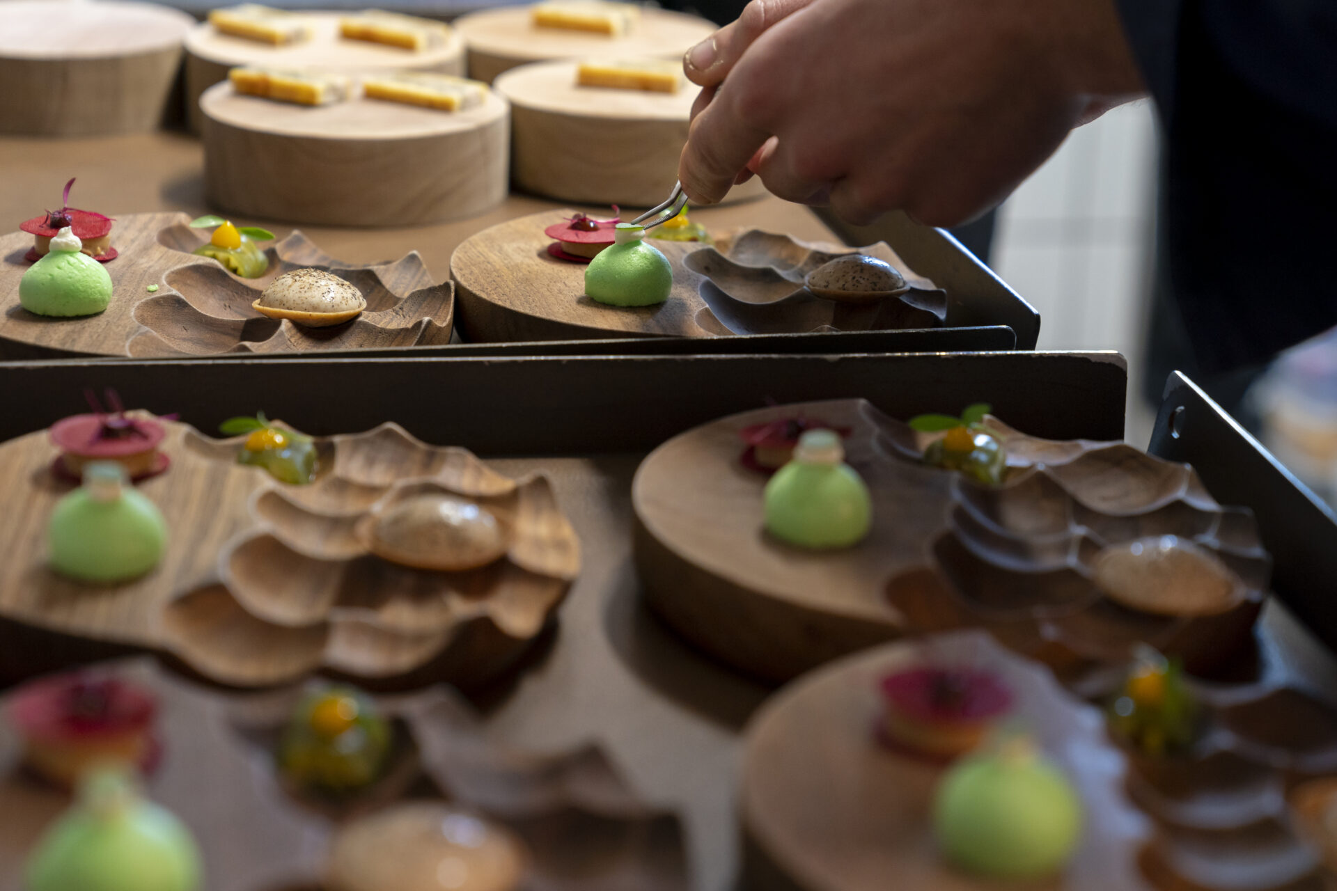 L’équipe en cuisine rivalise de technicité pour proposer des plats aussi beaux que bons, réalisés avec 90% de produits locaux (crédit: Emmanuel Claude/ Focalize)